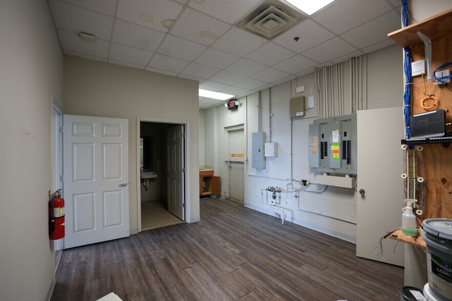 More Photos Of 3094 Richmond Rd, Lexington Unknown For Lease