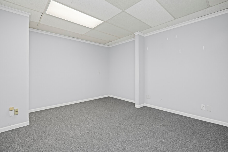 More Photos Of 30521 Schoenherr Rd, Warren Medical For Lease
