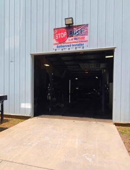 More Photos Of 8812 Kingston Pike, Knoxville Warehouse For Lease