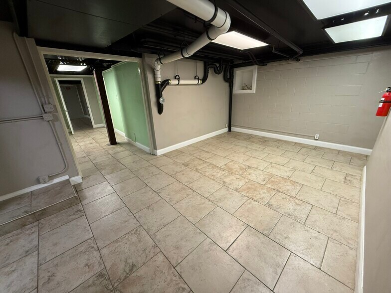 More Photos Of 1820-1828 SE Como Ave, Minneapolis Storefront Retail Residential For Lease