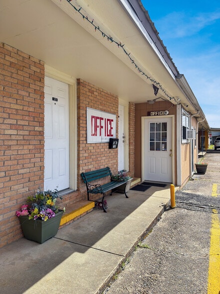 More Photos Of 1801 S 5th St, Leesville Hotel For Sale