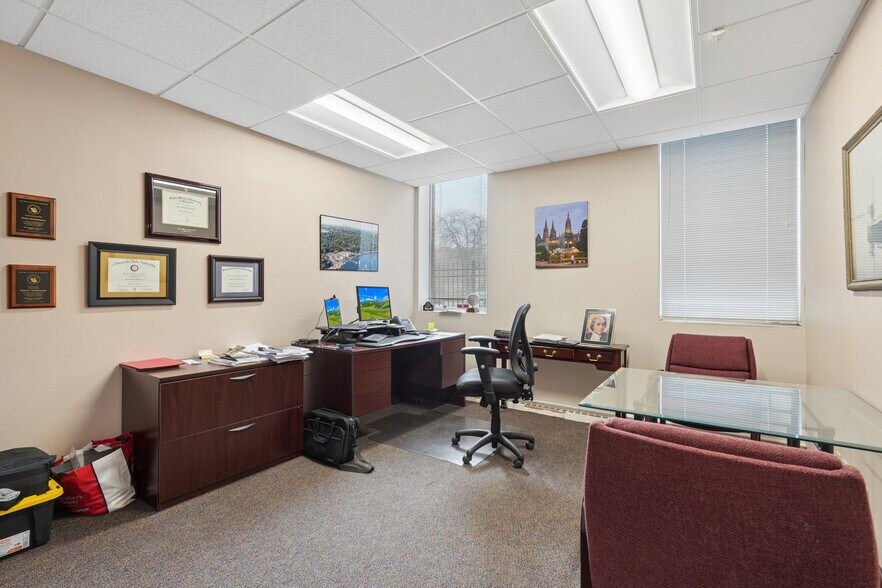 More Photos Of 2500 Park Ave, Minneapolis Office For Sale