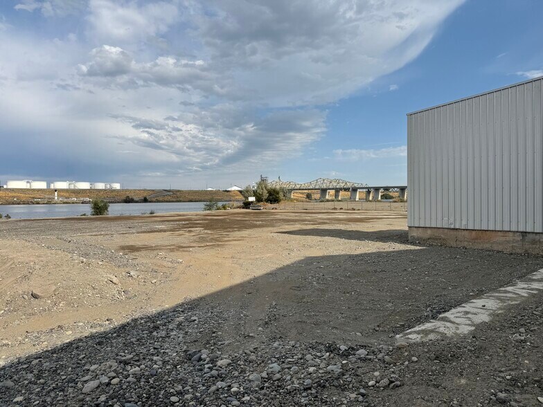 More Photos Of 396 Grain Terminal Rd, Burbank Showroom For Sale