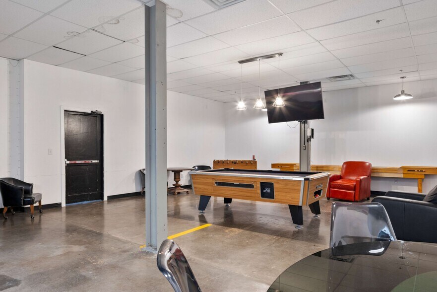 More Photos Of 11 NE 11th St, Oklahoma City Warehouse For Sale