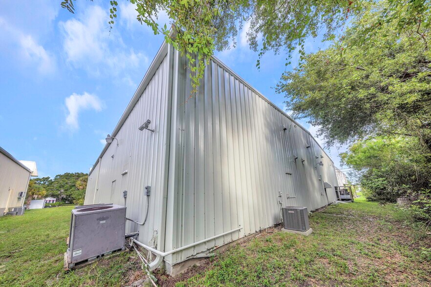More Photos Of 10781 75th St N, Seminole Light Manufacturing For Lease