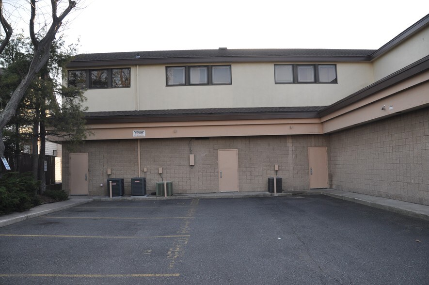 More Photos Of 140-170 Deer Park Ave, Babylon Storefront Retail Office For Lease