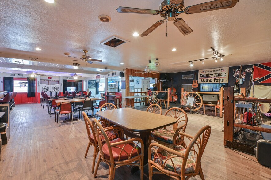 More Photos Of 2451 SE Highway 41, Morriston Bar For Sale