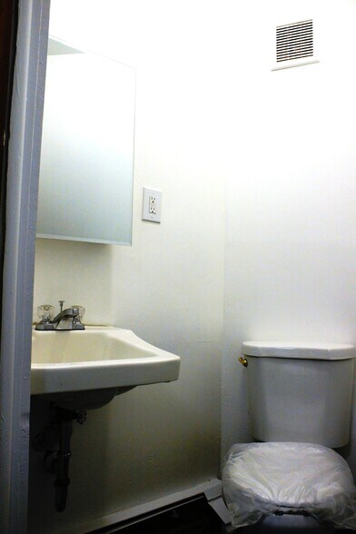 More Photos Of 7401 Woodbine Ave, Philadelphia Storefront Retail Residential For Lease