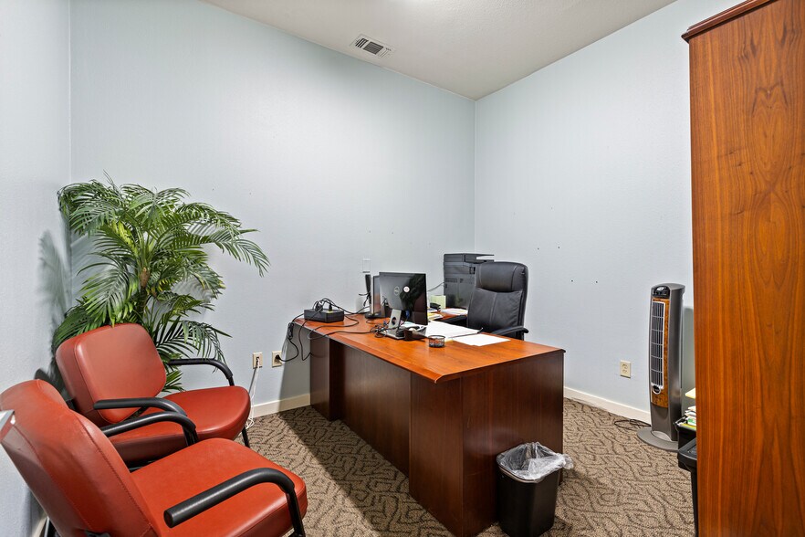 More Photos Of 3206 4th St, Longview Office For Lease