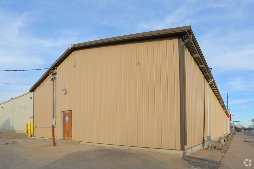 More Photos Of 2400 W Okmulgee St, Muskogee Freestanding For Lease