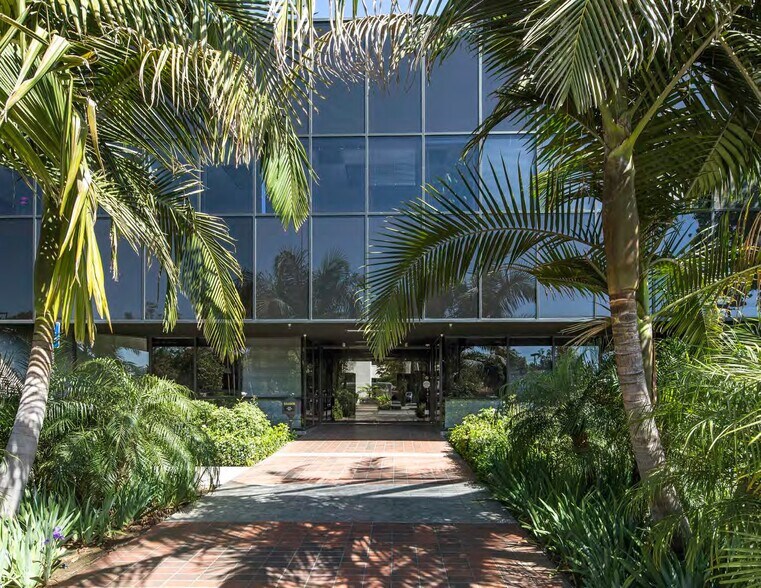 More Photos Of 16600 Sherman Way, Van Nuys Office For Lease