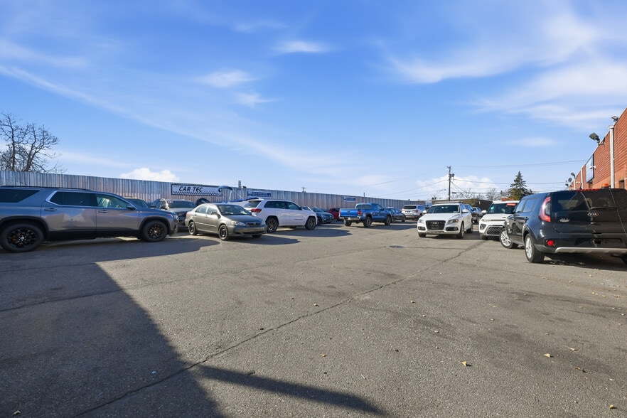 More Photos Of 11 Lucon Dr, Deer Park Showroom For Sale