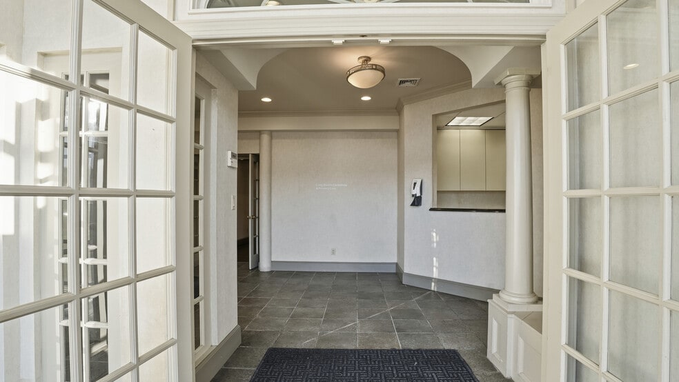 More Photos Of 325 W Park Ave, Long Beach Medical For Sale