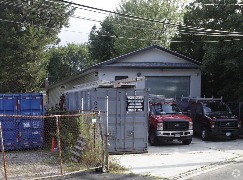 More Photos Of 40 Willis Ave, Syosset Warehouse For Lease