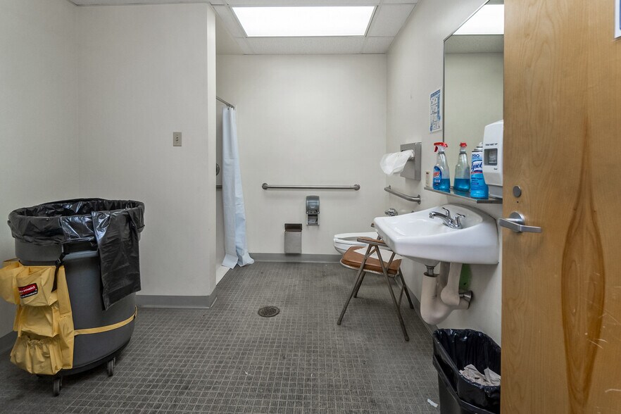 More Photos Of 1050 W Water St, Coaldale Flex For Sale