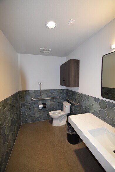 More Photos Of 2405 SW 1st St, Redmond Industrial For Lease