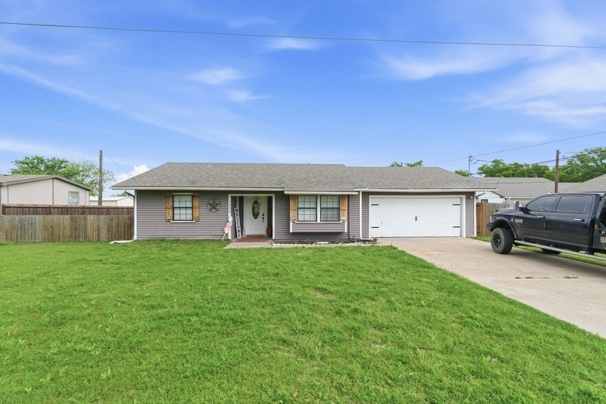 More Photos Of 1032 Greg St, Azle Specialty For Sale