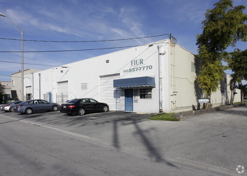 More Photos Of 460 W 84th St, Hialeah Showroom For Lease