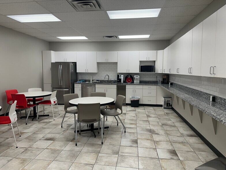 More Photos Of 1827 N Yellowood Ave, Broken Arrow Light Distribution For Lease