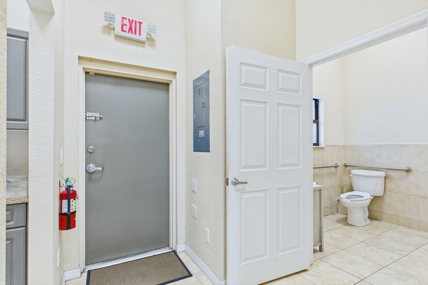 More Photos Of 1010 NE 9th St, Cape Coral Office For Sale