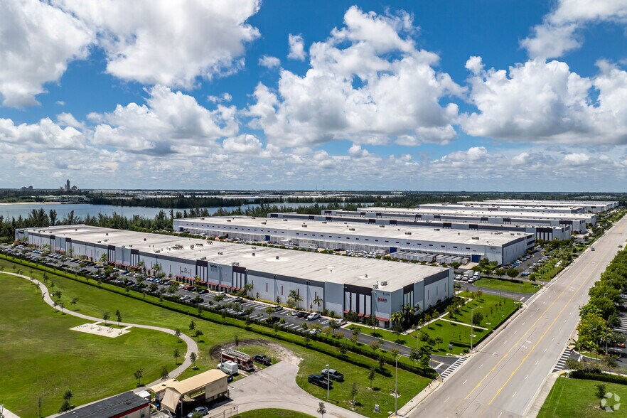 More Photos Of 3740 W 104th St, Hialeah Distribution For Lease