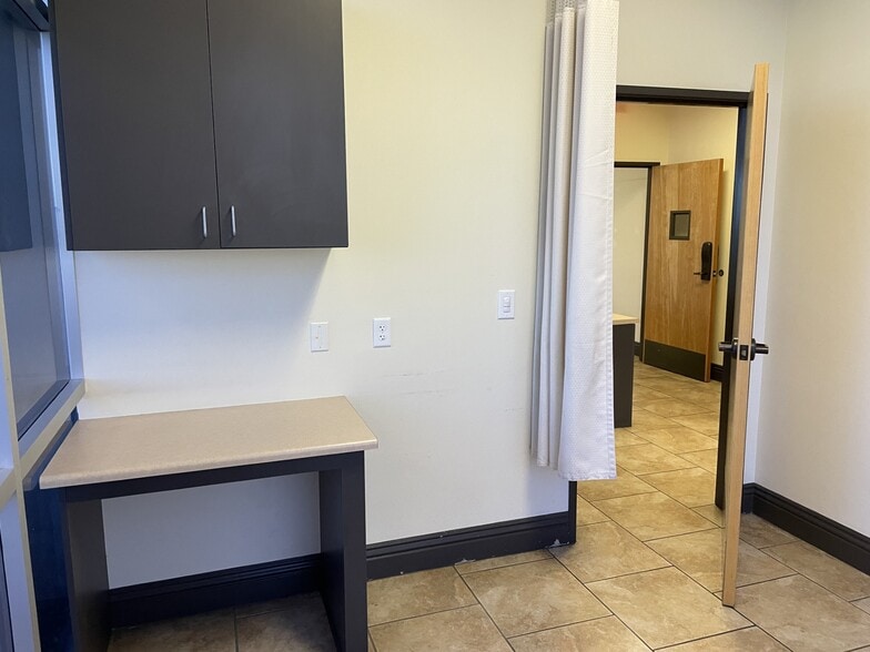More Photos Of 627 W Avenue Q, Palmdale Medical For Lease