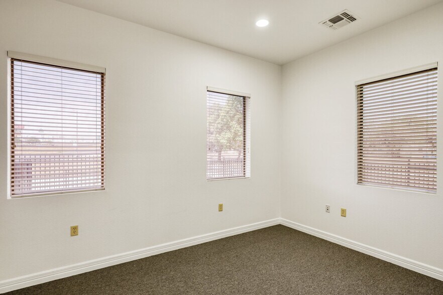 More Photos Of 5727 W I-10 Fwy, San Antonio Office For Lease