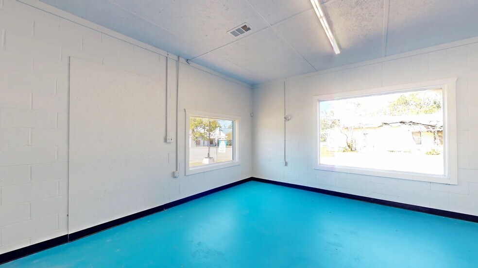 More Photos Of 3851 Harrington st, Oak Park Light Distribution For Sale