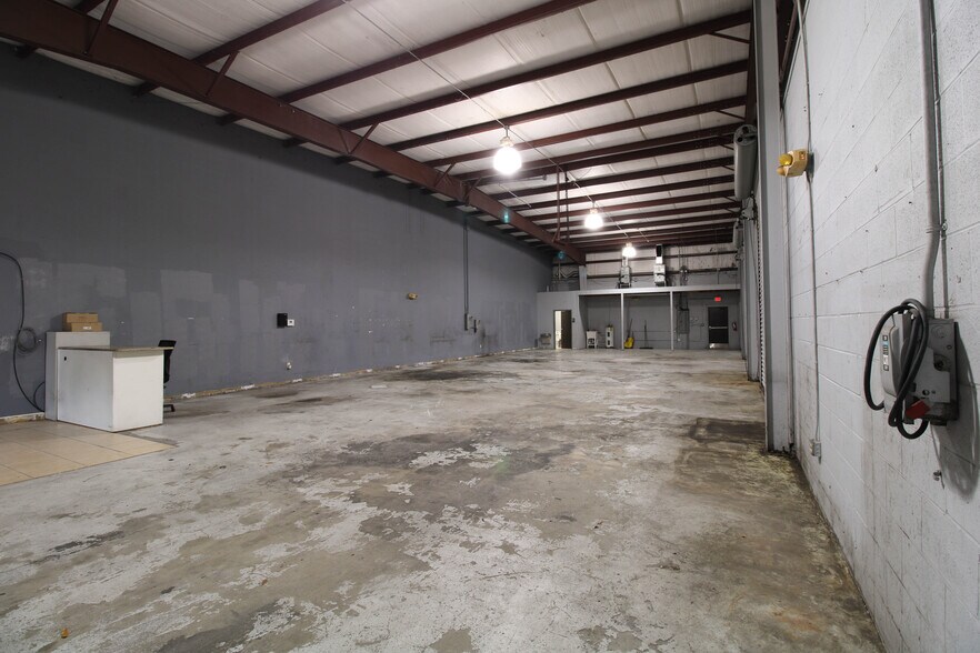 More Photos Of 2350 Us-17-92, Longwood Showroom For Lease