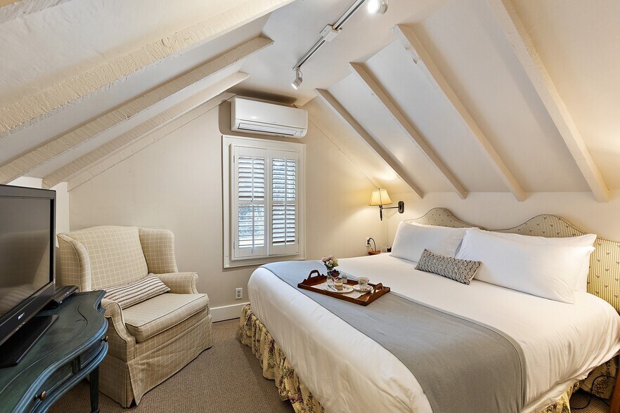 More Photos Of 240 E California St, Jacksonville Hotel For Sale