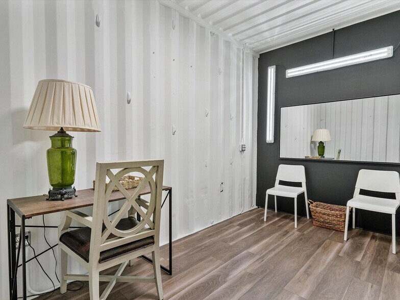 More Photos Of 251-253 NE 69th St, Miami Warehouse For Lease