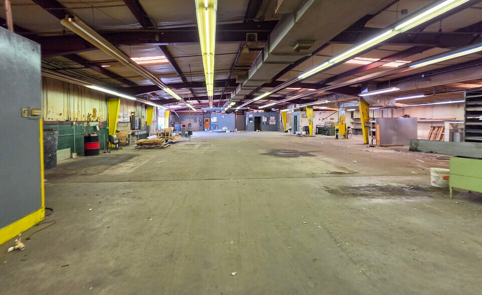 More Photos Of 710 4th St, Shenandoah Warehouse For Sale