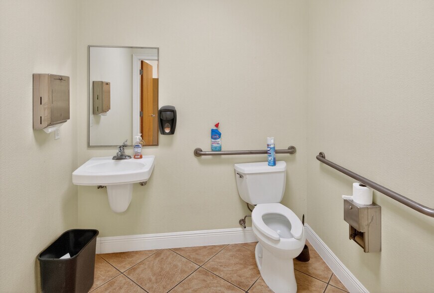 More Photos Of 733 & 737 County Road 466, Lady Lake Medical For Sale