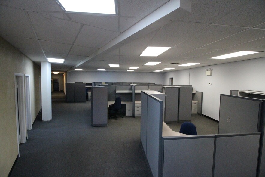 More Photos Of 7300 N Crescent Blvd, Pennsauken Warehouse For Lease