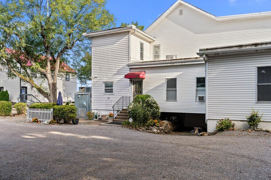 More Photos Of 1550 Lewis Center Rd, Lewis Center Freestanding For Sale