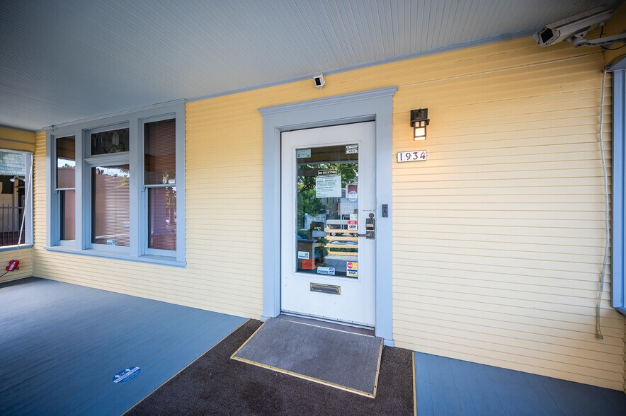 More Photos Of 1934 NE Broadway St, Portland Medical For Sale