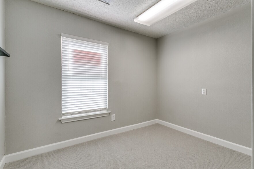 More Photos Of 725 W Purnell Rd, Lewisville Office Residential For Lease