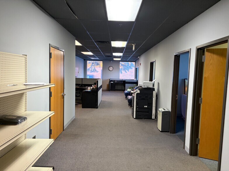 More Photos Of 360 Hastings Dr, Buffalo Grove Warehouse For Lease