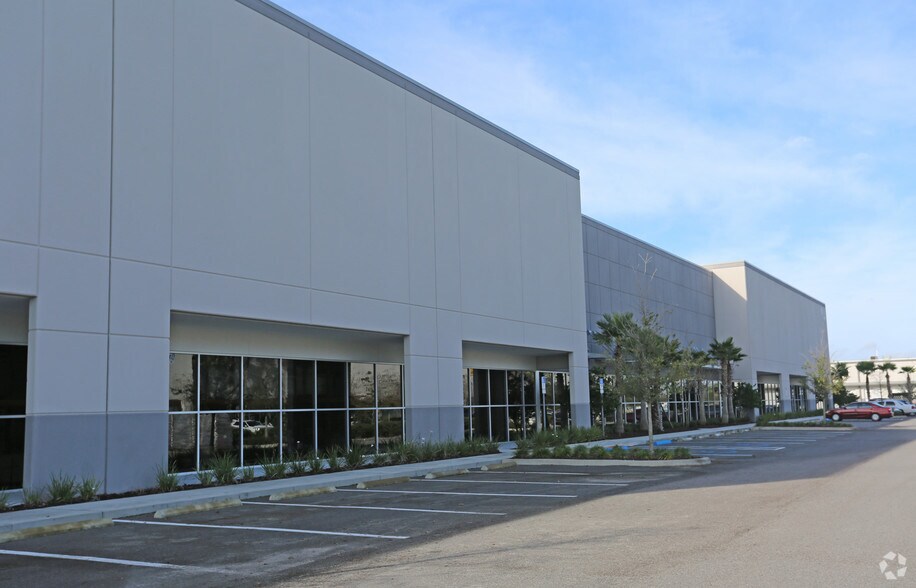 More Photos Of 7433 Emerald Dunes Dr, Orlando Warehouse For Lease