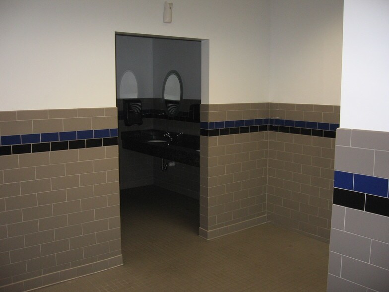 More Photos Of 76 Progress Dr, Stamford Research And Development For Lease