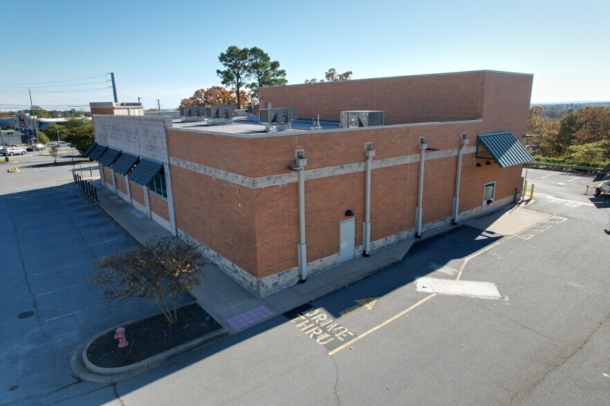 More Photos Of 7601 Cantrell Rd, Little Rock Freestanding For Lease