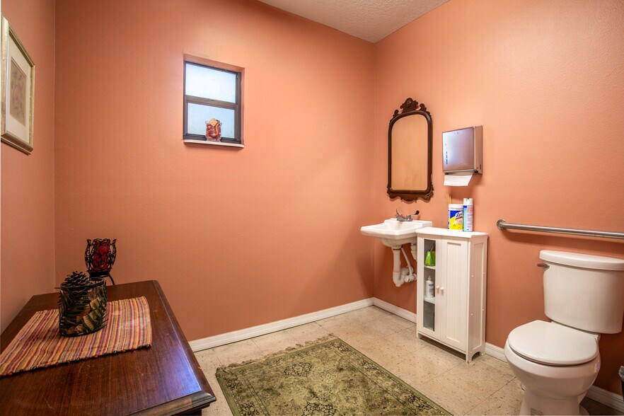 More Photos Of 205 E Burleigh Blvd, Tavares Office For Sale