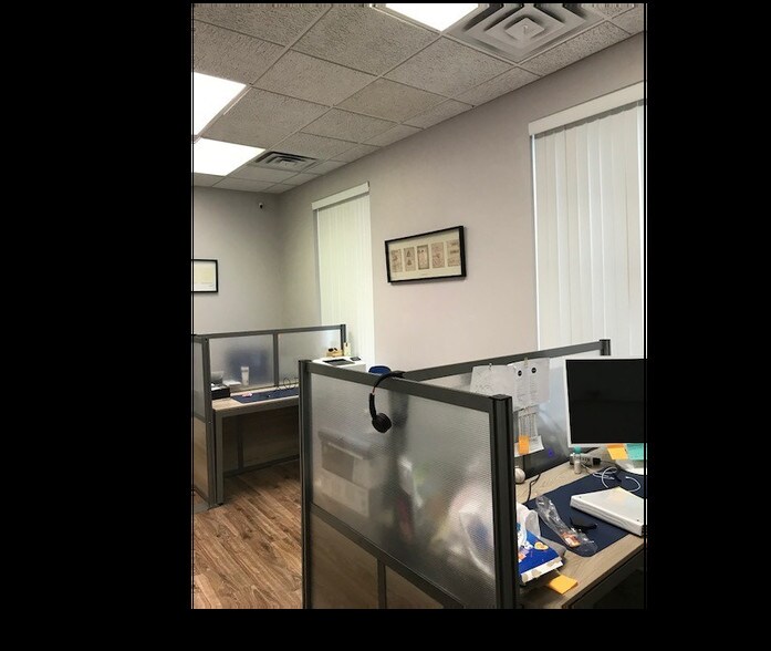 More Photos Of 1024-1036 Busse Hwy, Park Ridge Showroom For Lease