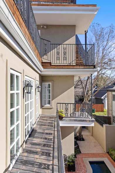 More Photos Of 1810 W 35th St, Austin Specialty For Sale