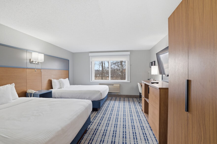 More Photos Of 4675 White Bear Pky, White Bear Lake Hotel For Sale