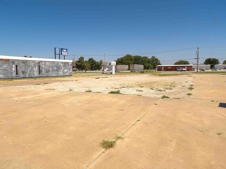 More Photos Of 400 E Jack Choate Ave, Hennessey Office For Sale