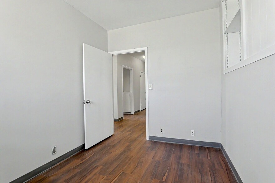 More Photos Of 1601 N State St, Augusta Office For Sale