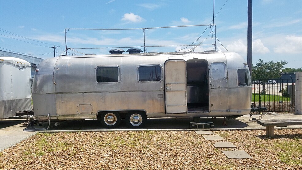 More Photos Of 622 6th St N, Texas City Bar For Lease