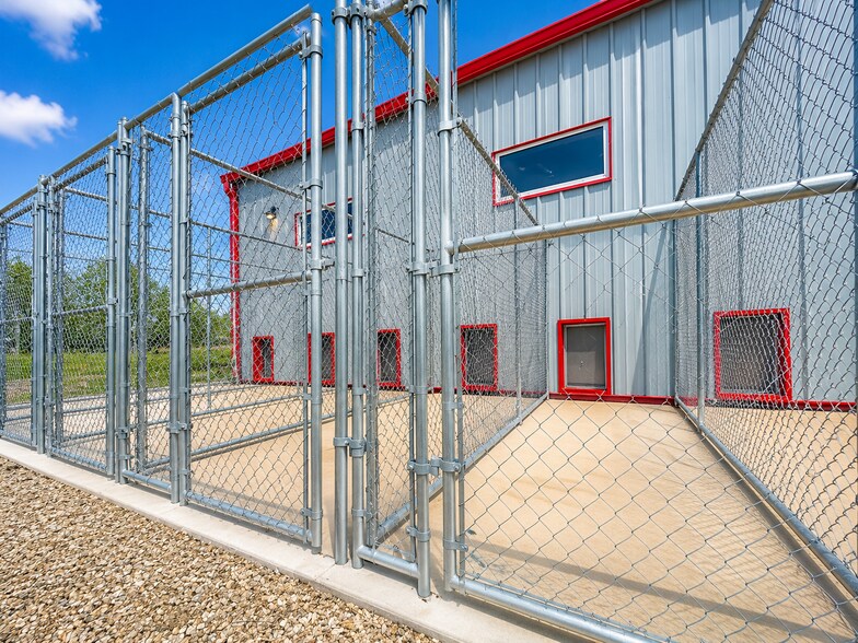 More Photos Of 911 W 1st St, Mcpherson Industrial For Sale