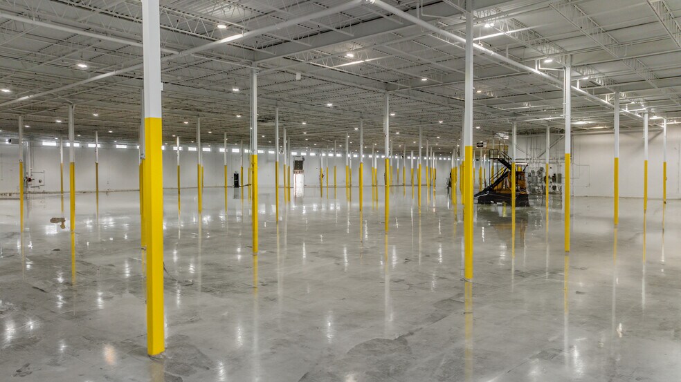 More Photos Of 1400 Rte Transcanadienne, Dorval Warehouse For Lease